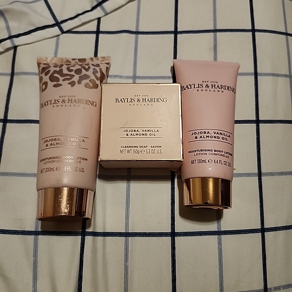 Baylis & Harding Jojoba, Vanilla & Almond Oil Moisturizer Set